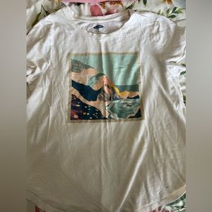 Old Navy mountain scene T-shirt